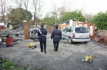 I carabinieri entrano nel campo nomade alla ricerca dei fermati